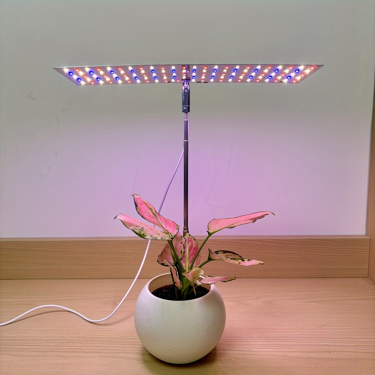 一颗全光谱植物生长灯，可切换三种照明模式，可设定循环开启和关闭4/8/12/18小时，亮度可调，高度可透过伸缩杆调整，非常适合室内植物种植