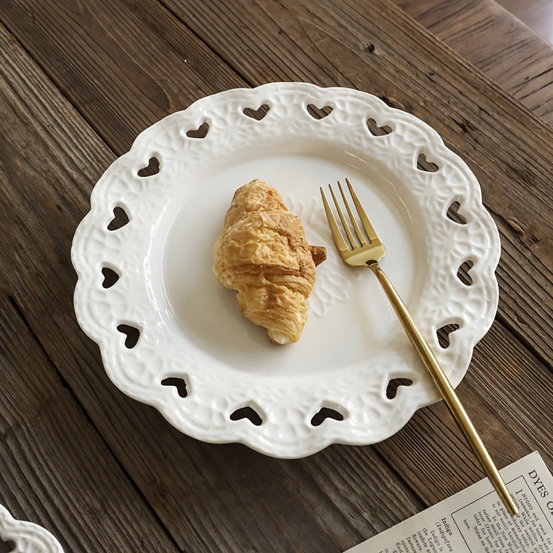 1pc European Vintage Ceramic Relief Heart Plate, Pure White Heart-Shaped Hollow Out Dish, Home Serving Plate Round Plate, Cake Display Plate, Ceramic Breakfast Dessert Snack Plate, Western Pasta Plate, Fruit Salad Plate