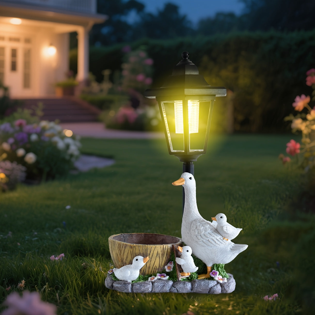 One Set Solar Light Outdoor Statue of Duck with Flower Basket, Courtyard Goose-Shaped Garden Decoration, Outdoor Lawn Decor, Large White Goose Home Decoration with Flower Basket, Ideal Gift to Enhance Outdoor Atmosphere