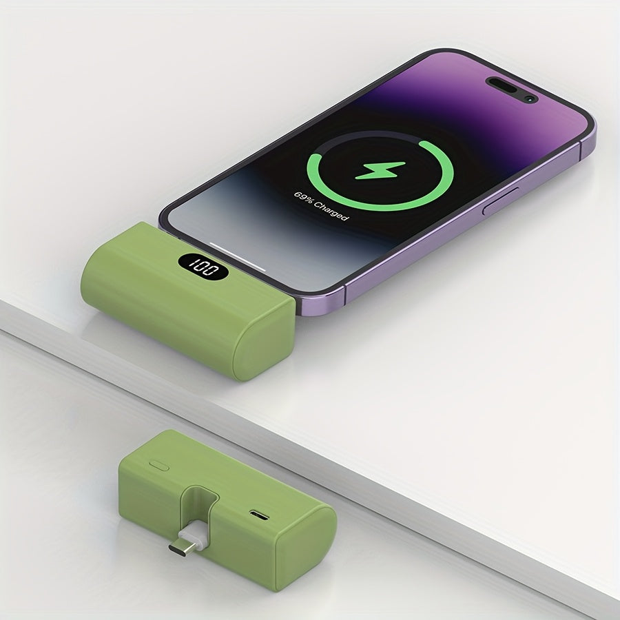 [新款迷你移動電源] 5000mAh超輕便攜充電器，內建USB-C直插式介面，5V2A輸出，LED數字顯示，無需線纜，直接插入充電，適合飛行，相容IOS 17/16 Plus/15 Pro/15 Pro Max/Pad Pro，安卓手機、耳機、揚聲器及其他電子裝置。是通勤者、旅行者、學生的理想選擇