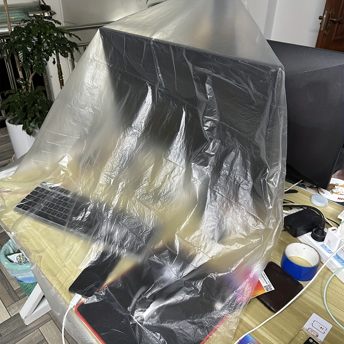 一卷预粘遮蔽膜，用于涂漆滴落的粘性塑料，以及用于家具和墙壁的多功能遮蔽纸