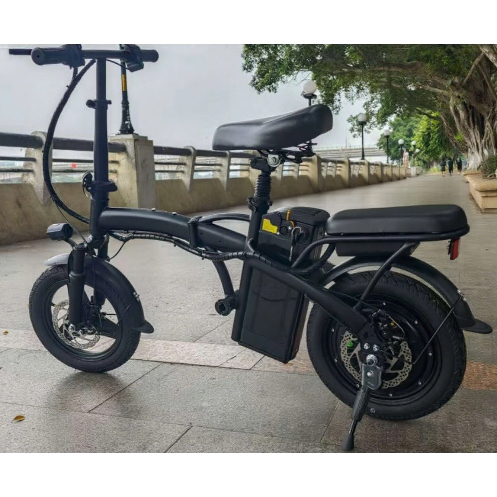 400瓦智能电动滑板车 携带方便，时速为 20 英里，续航里程达 30 英里。它配备了可拆卸电池、前后大灯以及前后碟刹。其具有 390 磅的承重能力与黑色合金钢框架，适合城市通勤者、越野爱好者以及有日常代步需求的家庭使用