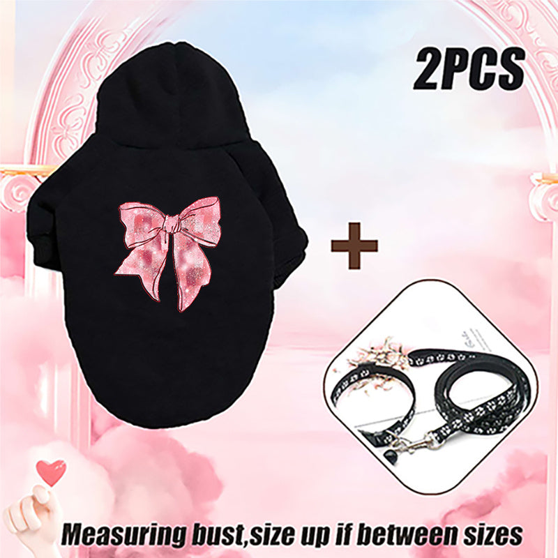 新款 2PC 加厚宠物卫衣 “甜美少女风亮片大蝴蝶结印花” 秋冬个性猫咪狗狗保暖衣服连帽卫衣与可伸缩牵引绳套装 —— 防掉毛、防跳蚤，面料柔软保暖，适配中小型猫狗（可机洗，多色可选），适合拍照与日常防寒穿着。