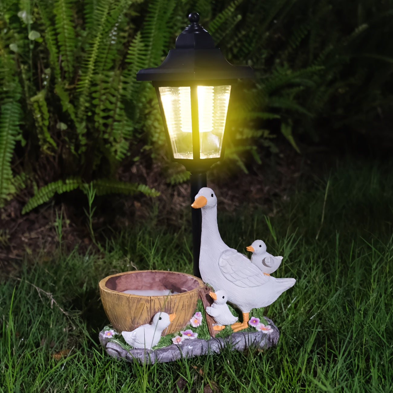 Resin Duck Family with Flower Pot Outdoor Solar Light Statue Decoration, Villa Balcony Ambiance Home Decorative Night Light, Courtyard Garden Sculpture Pathway Light, Solar Powered Multifunctional Decorative Light
