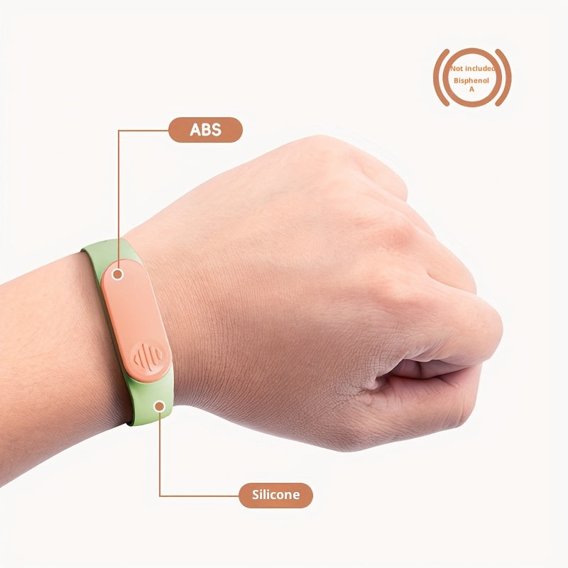 The new wristband-style portable first aid box can rotate 360 degrees, is lightweight, mini and portable, and is moisture-proof and sealed. It is used for carrying medicines on hand and is very suitable for the elderly and forgetful people, Onthego 药物,腕带设
