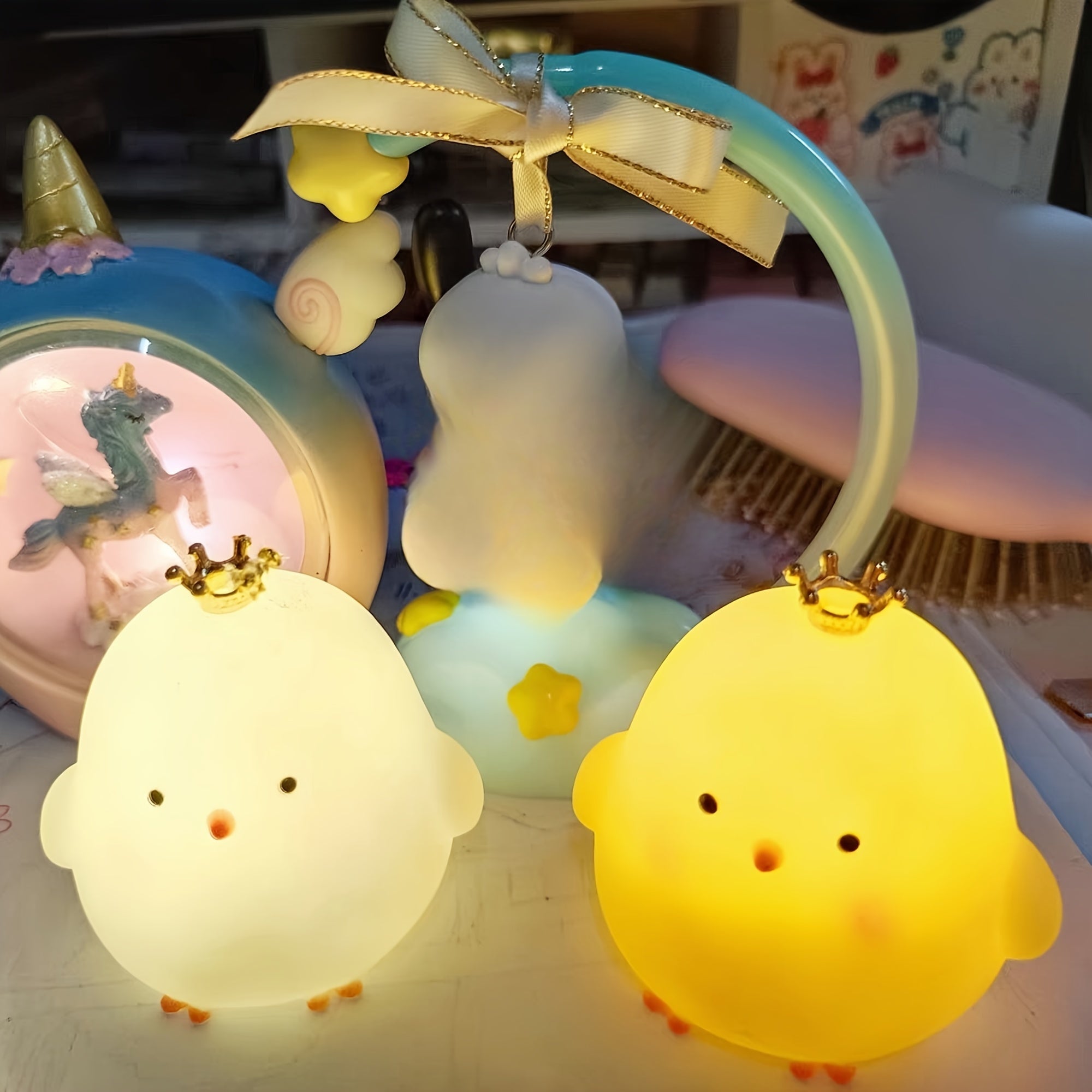 1个可爱小鸡造型LED小鸡桌灯，灯光柔和不刺眼电池供电（无插头）适合户外卧室床头书房办公室，圣诞节情人节送朋友同学同事亲人节日 生日礼物
