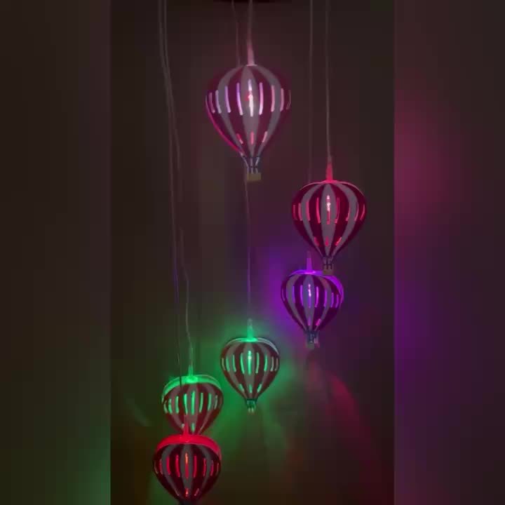 A Set of Solar Hot Air Balloon Wind Chime Light, Wrought Iron Material, Colorful Color Changing Design, Suitable for Courtyard/Party/Holiday/Garden/Home Outdoor Hanging Decorative Lighting