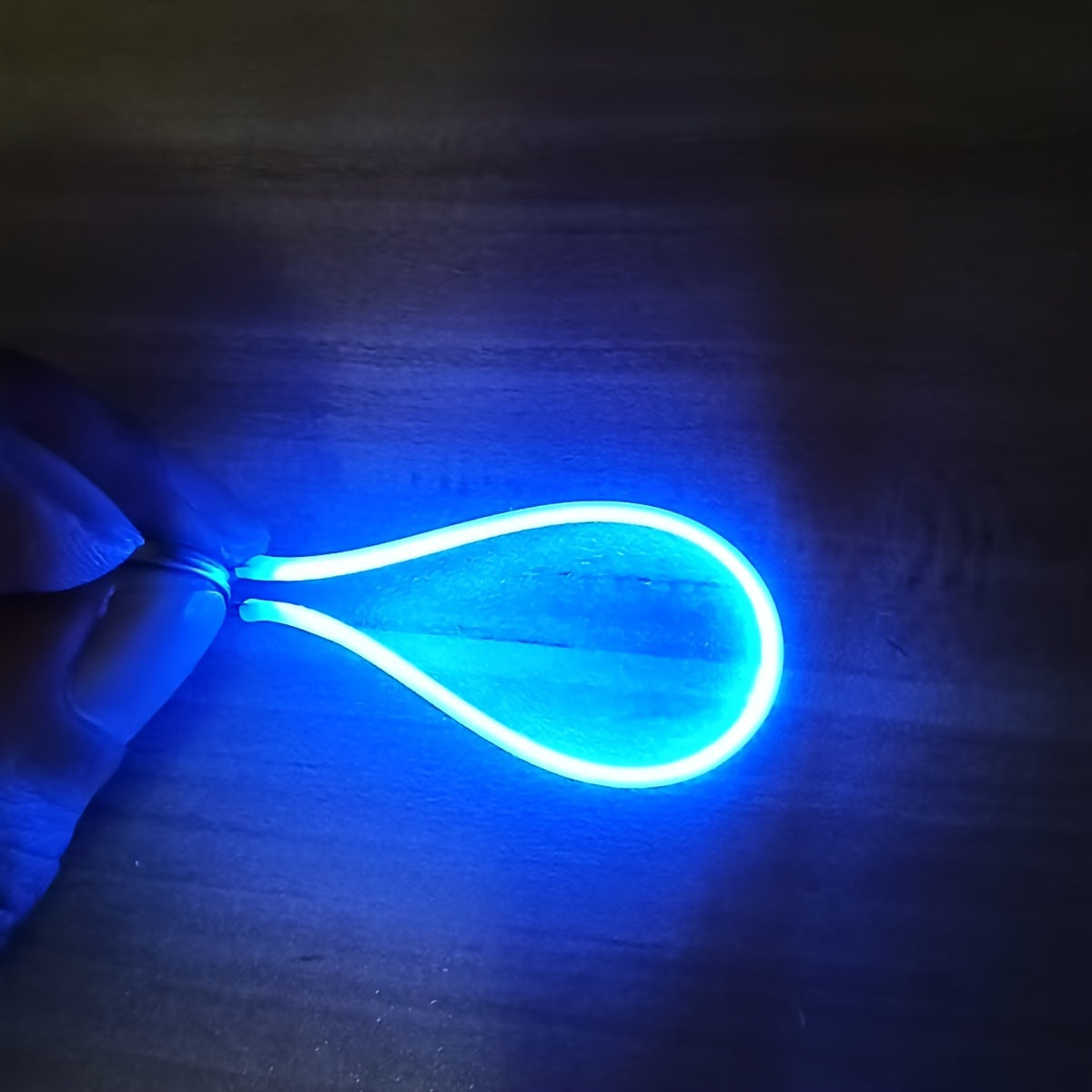 4个装 LED 柔性灯条，DC3V，FCOB芯片，提供暖白、红、绿、蓝和粉色可选，长度分别为38MM、130MM、300MM和450MM。非常适合用于螺旋灯泡、爱迪生灯泡和柔性灯丝二极管，适用于项目、装饰。