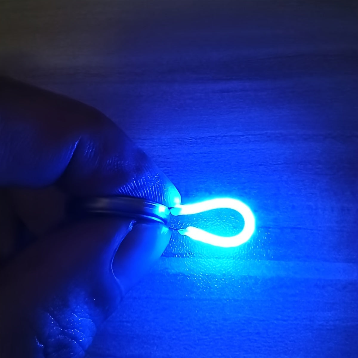4个装 LED 柔性灯条，DC3V，FCOB芯片，提供暖白、红、绿、蓝和粉色可选，长度分别为38MM、130MM、300MM和450MM。非常适合用于螺旋灯泡、爱迪生灯泡和柔性灯丝二极管，适用于项目、装饰。