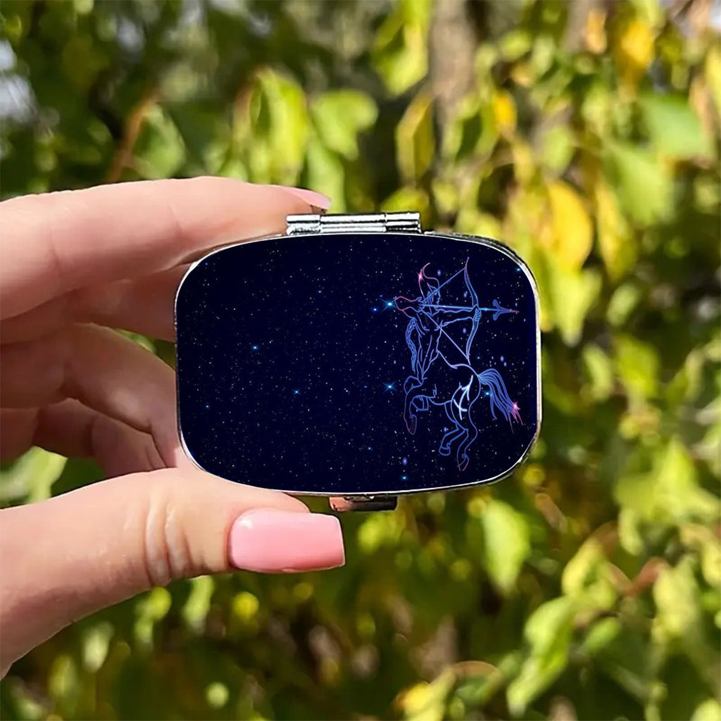 1个射手座星座药盒 - 射手/半人马设计，晨昏分隔便携式药品收纳盒，适合旅行、家用或送礼 - 食品级医用设备，男女老少皆宜 - 射手座生日/圣诞节礼物，每日药品存放器，天文图案，分格内衬，金属质感，小巧设计，占星爱好者必备