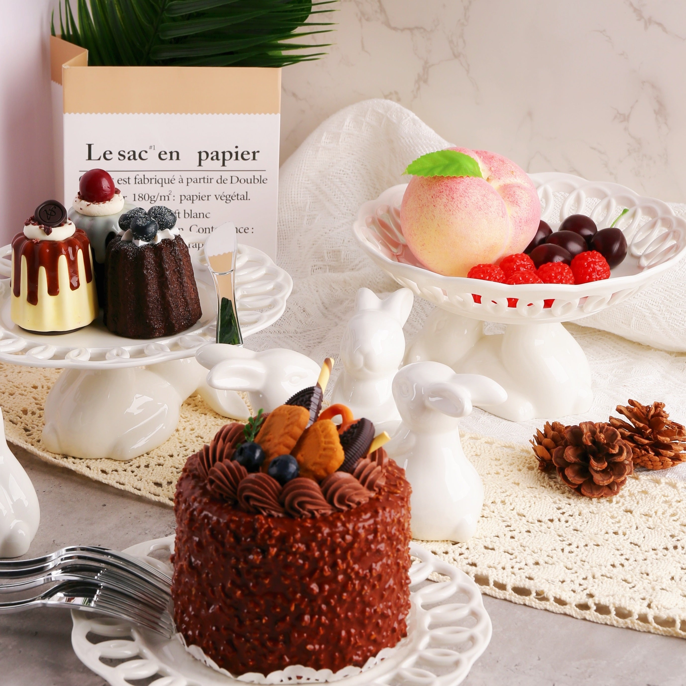 Ceramic Rabbit Cake Tray Dessert Stand Deep Fruit Plate, Ideal for All Kinds of Party Snack Trays, European Creative Decorative Storage Display Pierced Tray/ Fr: Plat à gâteau en céramique lapin, Support à desserts, Plat profond à fruits