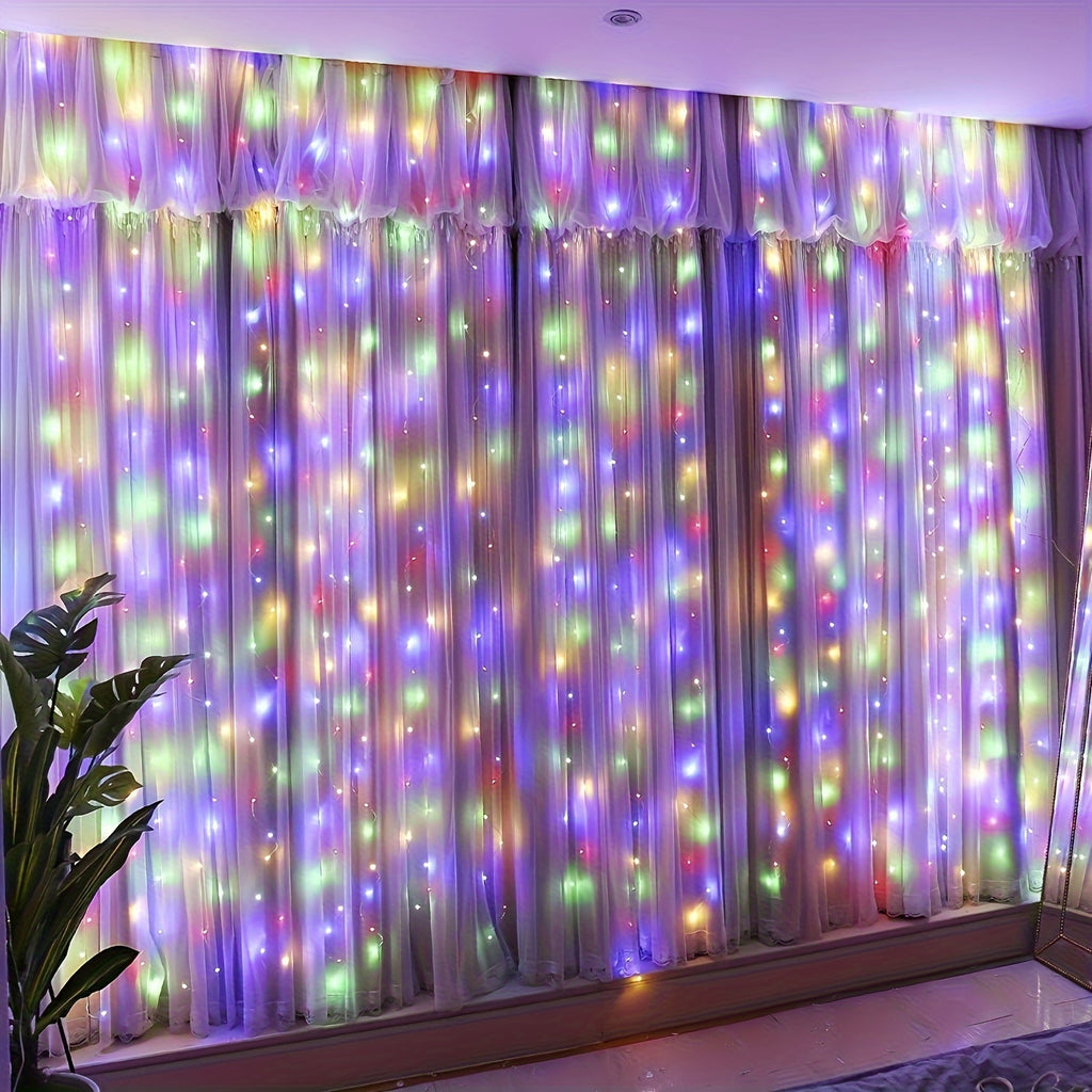 Ledoor 提供一套窗帘灯，包含 100、200 或 300 个 LED，适用于卧室。这些暖光灯有 3.3、6.5 或 9.8 英尺 x 9.8 英尺的尺寸可选。它们具有 8 种不同的照明模式，并包括一个遥控器。这些 USB 供电灯具。