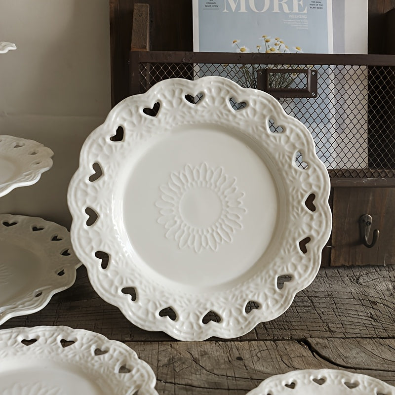 1pc European Vintage Ceramic Relief Heart Plate, Pure White Heart-Shaped Hollow Out Dish, Home Serving Plate Round Plate, Cake Display Plate, Ceramic Breakfast Dessert Snack Plate, Western Pasta Plate, Fruit Salad Plate