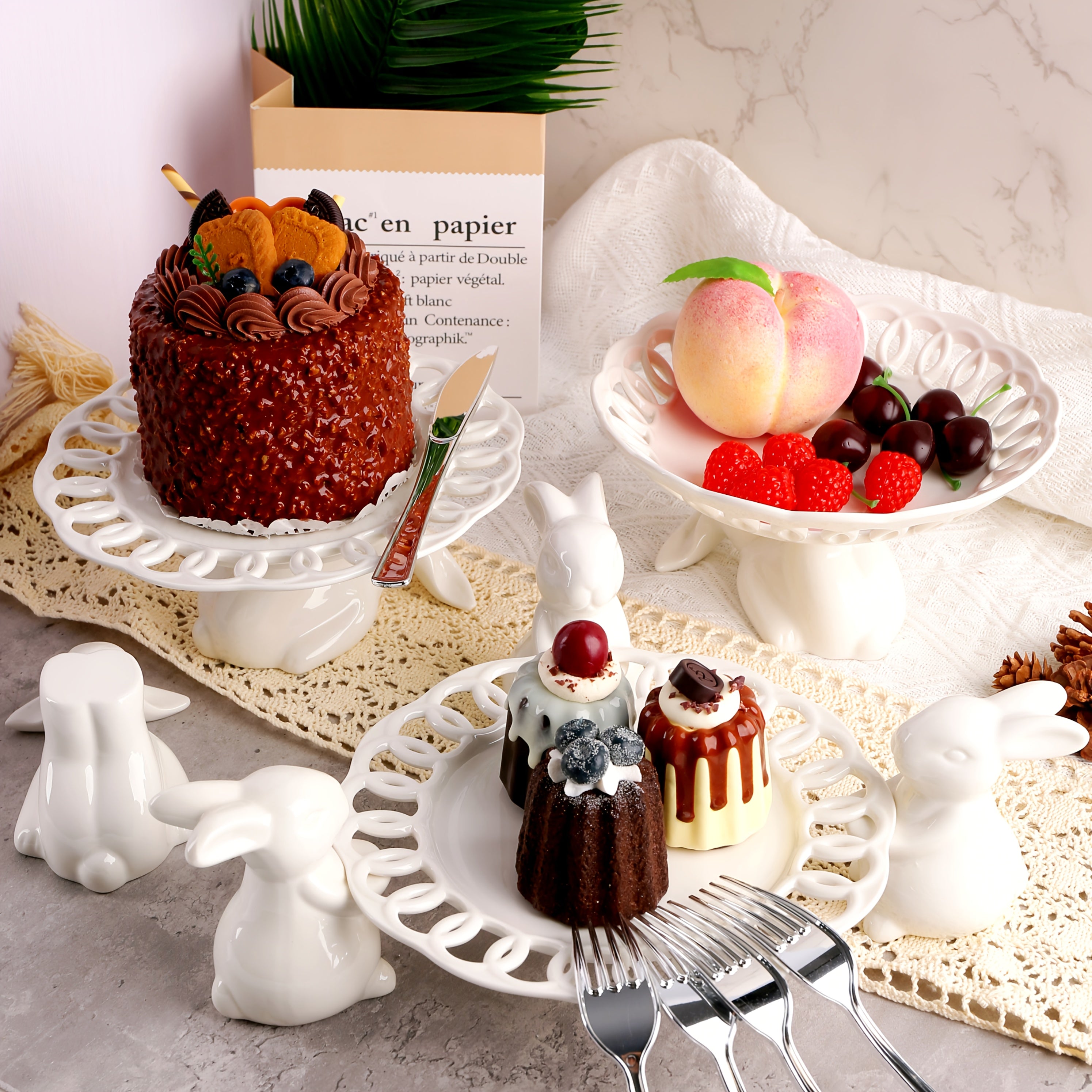 Ceramic Rabbit Cake Tray Dessert Stand Deep Fruit Plate, Ideal for All Kinds of Party Snack Trays, European Creative Decorative Storage Display Pierced Tray/ Fr: Plat à gâteau en céramique lapin, Support à desserts, Plat profond à fruits