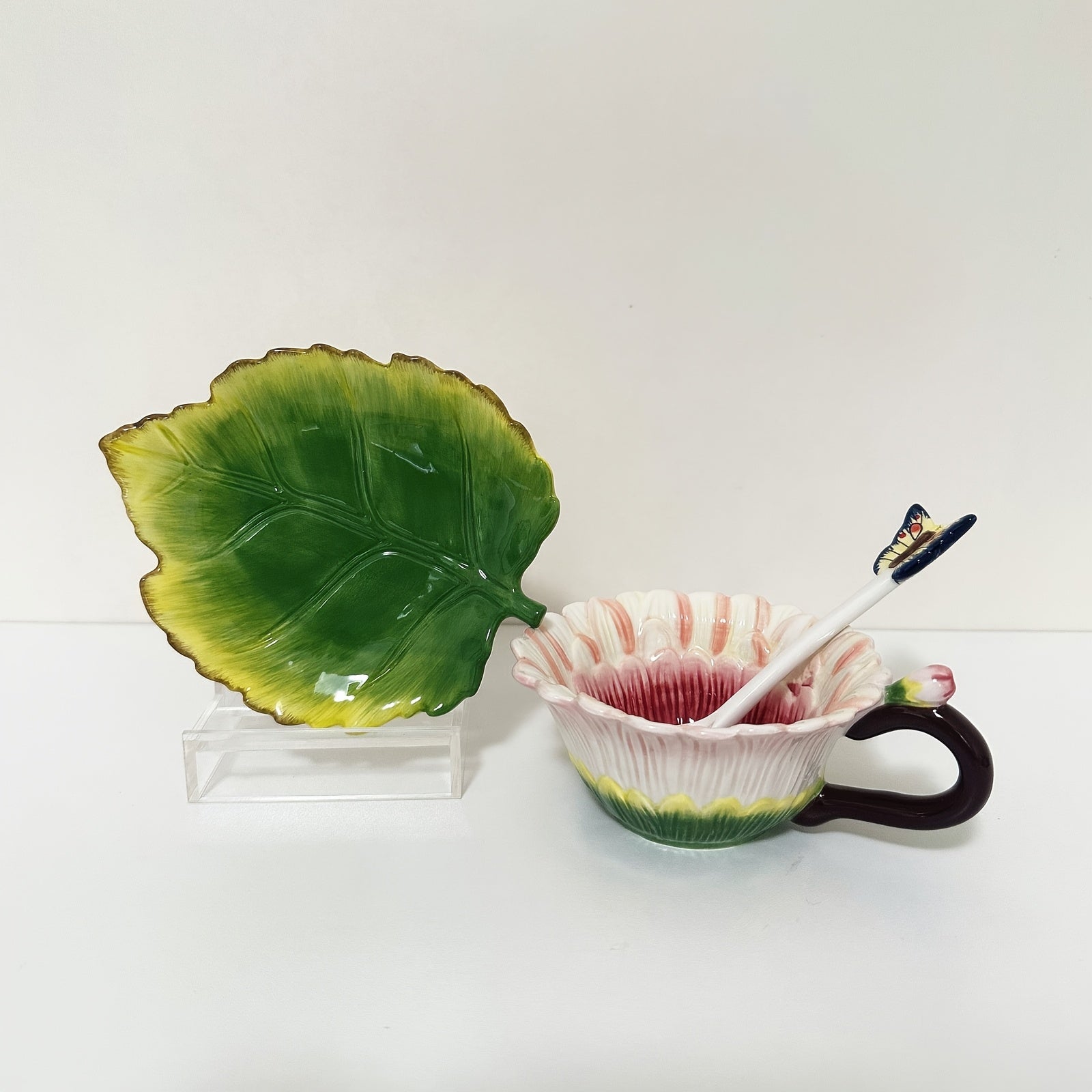 1SET Ceramic Hand-Painted Flower Cup & Saucer Set, 1PCS 3D Handmade Pink Rose & Tulip Tea Cup Coffee Cup, 1PCS Green Leaf Saucer, 1PCS Butterfly Spoon, Exquisite Table Décor, Gift for Christmas, Valentine’s Day, Mother’s Day (Capacity: 150ml / 5oz)