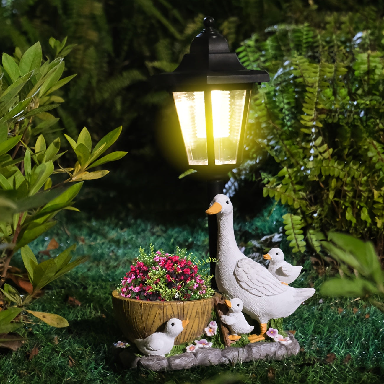 One Set Solar Light Outdoor Statue of Duck with Flower Basket, Courtyard Goose-Shaped Garden Decoration, Outdoor Lawn Decor, Large White Goose Home Decoration with Flower Basket, Ideal Gift to Enhance Outdoor Atmosphere
