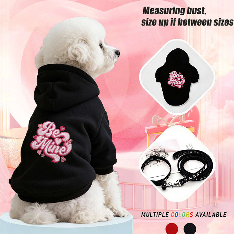新款宠物卫衣 “甜妹风粉花体 Be Mine 印花，温柔可爱氛围感拉满” 秋冬个性猫咪狗狗保暖衣服连帽卫衣与牵引绳套装 —— 防掉毛、防跳蚤，面料柔软保暖，适配中小型猫狗（可机洗，多色可选），适合拍照与日常防寒穿着。
