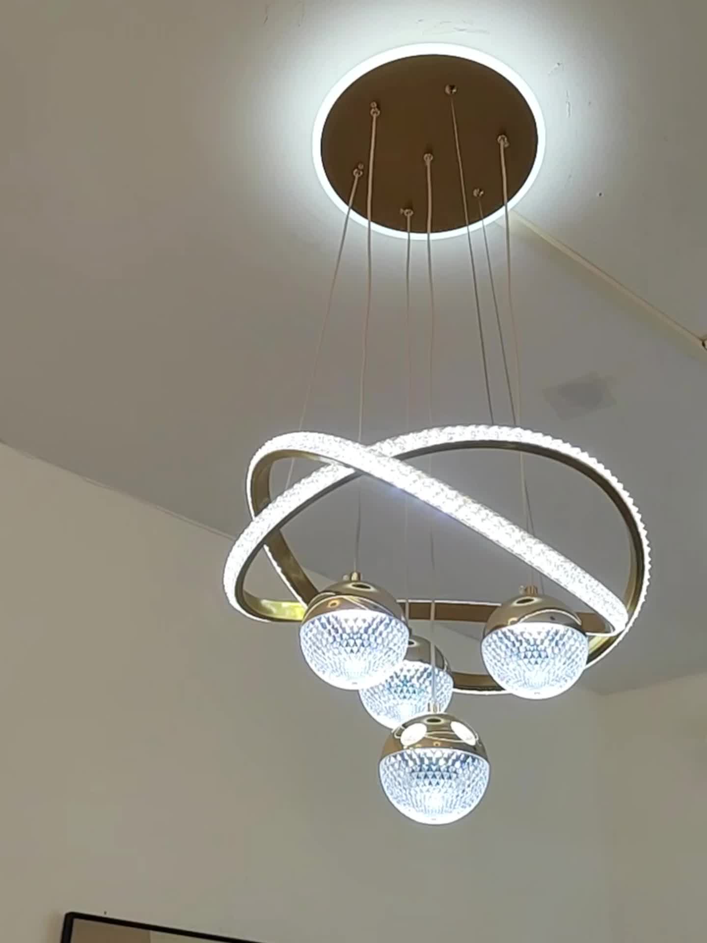 Stylish pendant light with four spherical lamp heads and a ring light, three color temperatures, height adjustable, suitable for dining room, bedroom, villa, living room, study