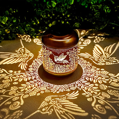 1PC Solar Iron Art Outdoor Garden Hummingbird Metal Light LED Outdoor Vintage Hollow Out Light Hummingbird Decorative Lamp Vintage Metal Animal Bird Art Hollow Light Courtyard Lawn Landscape Hummingbird Projection Light