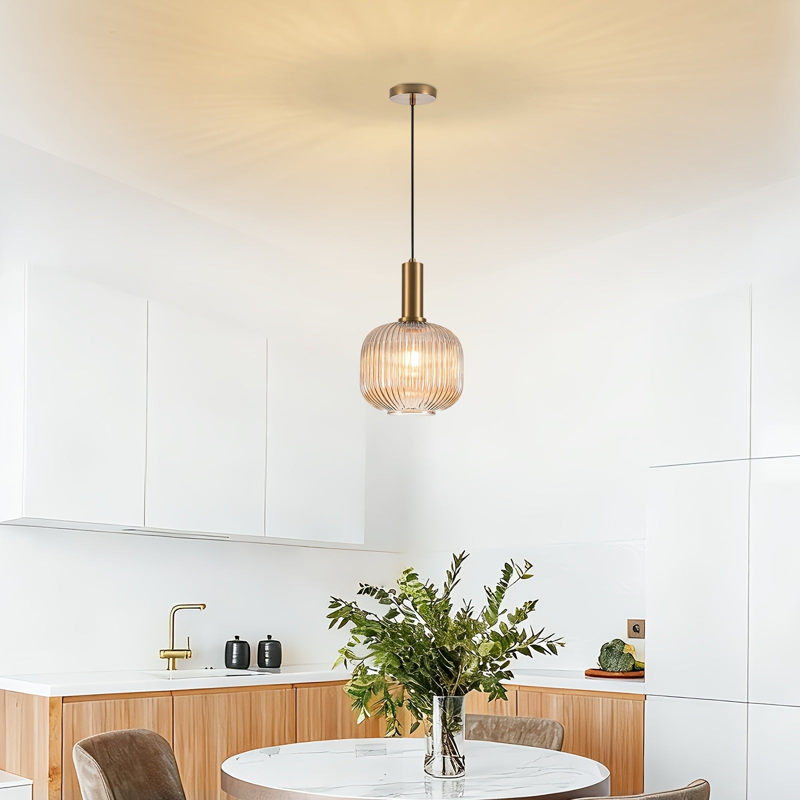 Single-Pack Amber Pendant Light, Compatible with E26 Screw-in 3-Color Bulb, Metal Base Glass Shade Height-Adjustable Ceiling Light, Vintage Kitchen Island Pendant Light Two Colors Optional, for Room Lighting, Hotel Decoration