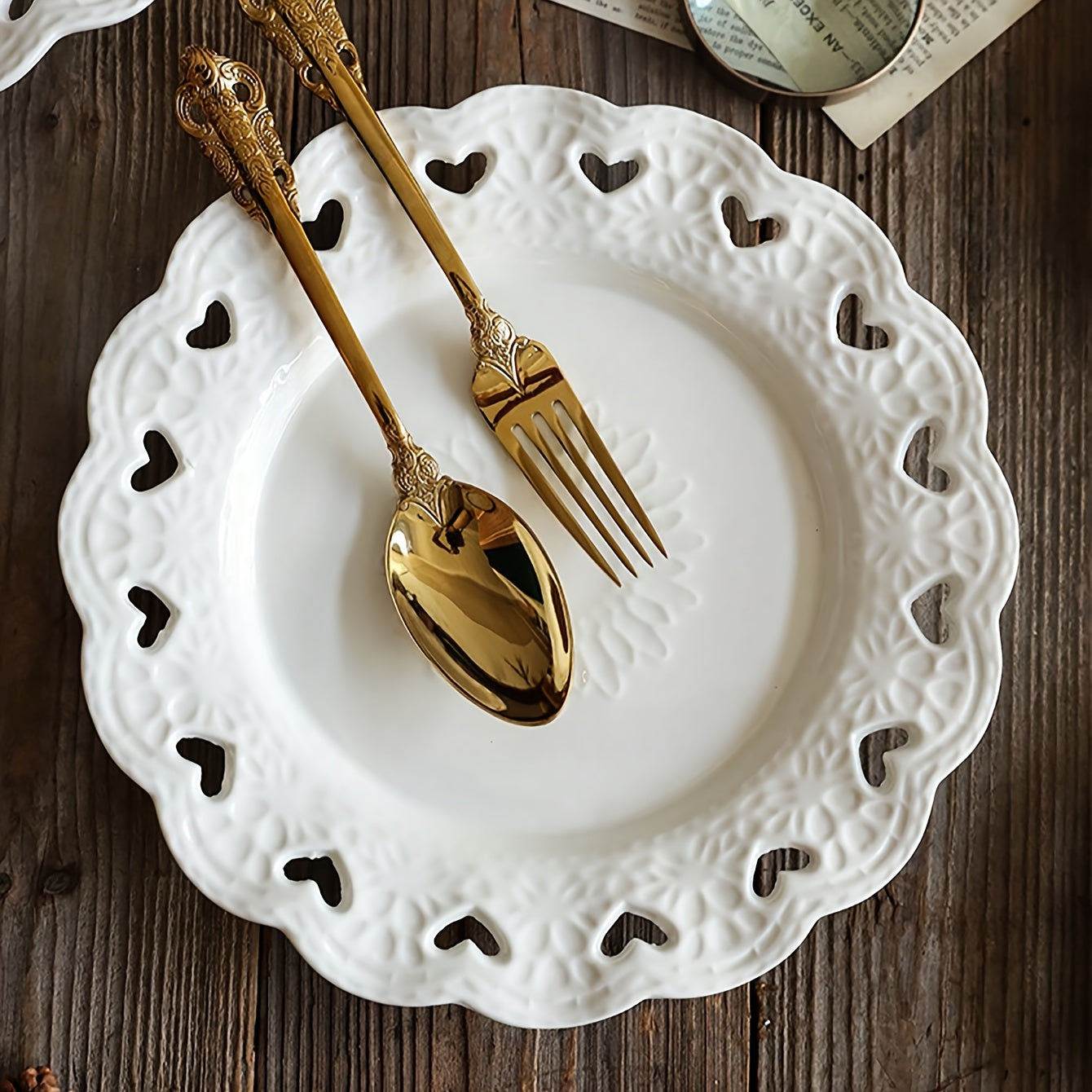 1pc European Vintage Ceramic Relief Heart Plate, Pure White Heart-Shaped Hollow Out Dish, Home Serving Plate Round Plate, Cake Display Plate, Ceramic Breakfast Dessert Snack Plate, Western Pasta Plate, Fruit Salad Plate