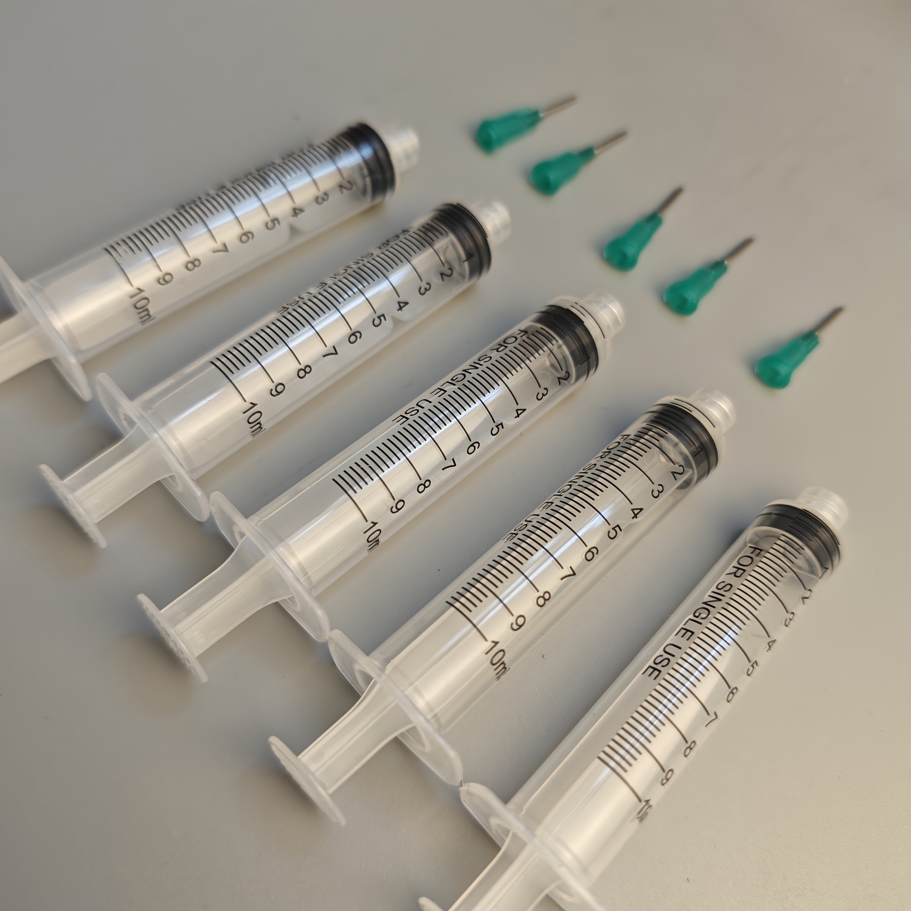 5件套胶水涂抹器注射器，用于香水补充、实验室使用、DIY造型、园艺和宠物喂食，以及液体转移。精确且可重复使用业余爱好工艺品，1/5/10/20/60毫升带18Gauge精密提示 ，完美适合油类、墨水、胶水等。精密任务必备品