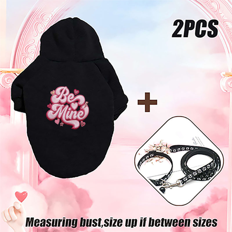 新款宠物卫衣 “甜妹风粉花体 Be Mine 印花，温柔可爱氛围感拉满” 秋冬个性猫咪狗狗保暖衣服连帽卫衣与牵引绳套装 —— 防掉毛、防跳蚤，面料柔软保暖，适配中小型猫狗（可机洗，多色可选），适合拍照与日常防寒穿着。