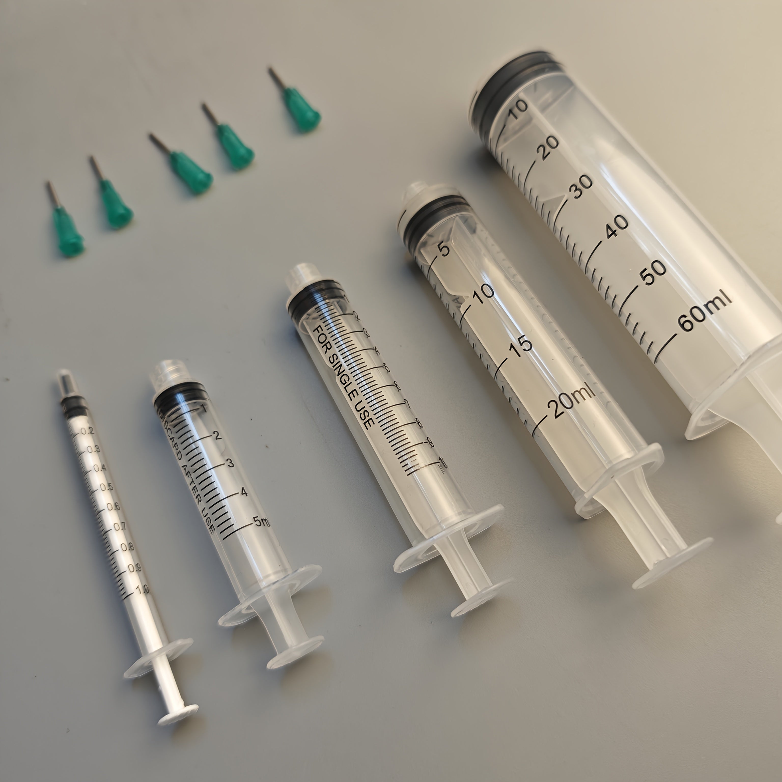 5件套胶水涂抹器注射器，用于香水补充、实验室使用、DIY造型、园艺和宠物喂食，以及液体转移。精确且可重复使用业余爱好工艺品，1/5/10/20/60毫升带18Gauge精密提示 ，完美适合油类、墨水、胶水等。精密任务必备品