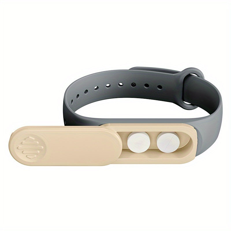 The new wristband-style portable first aid box can rotate 360 degrees, is lightweight, mini and portable, and is moisture-proof and sealed. It is used for carrying medicines on hand and is very suitable for the elderly and forgetful people, Onthego 药物,腕带设