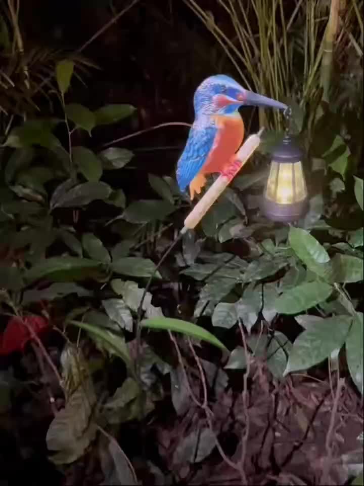 New Outdoor Solar Kingfisher Hanging Lantern Courtyard Lawn Light, Swaying Reed Design Natural and Vivid, Suitable for Garden Lawn Farm Path Courtyard Decoration, Warm White or Colorful Light, Best Holiday Gift for Family and Friends