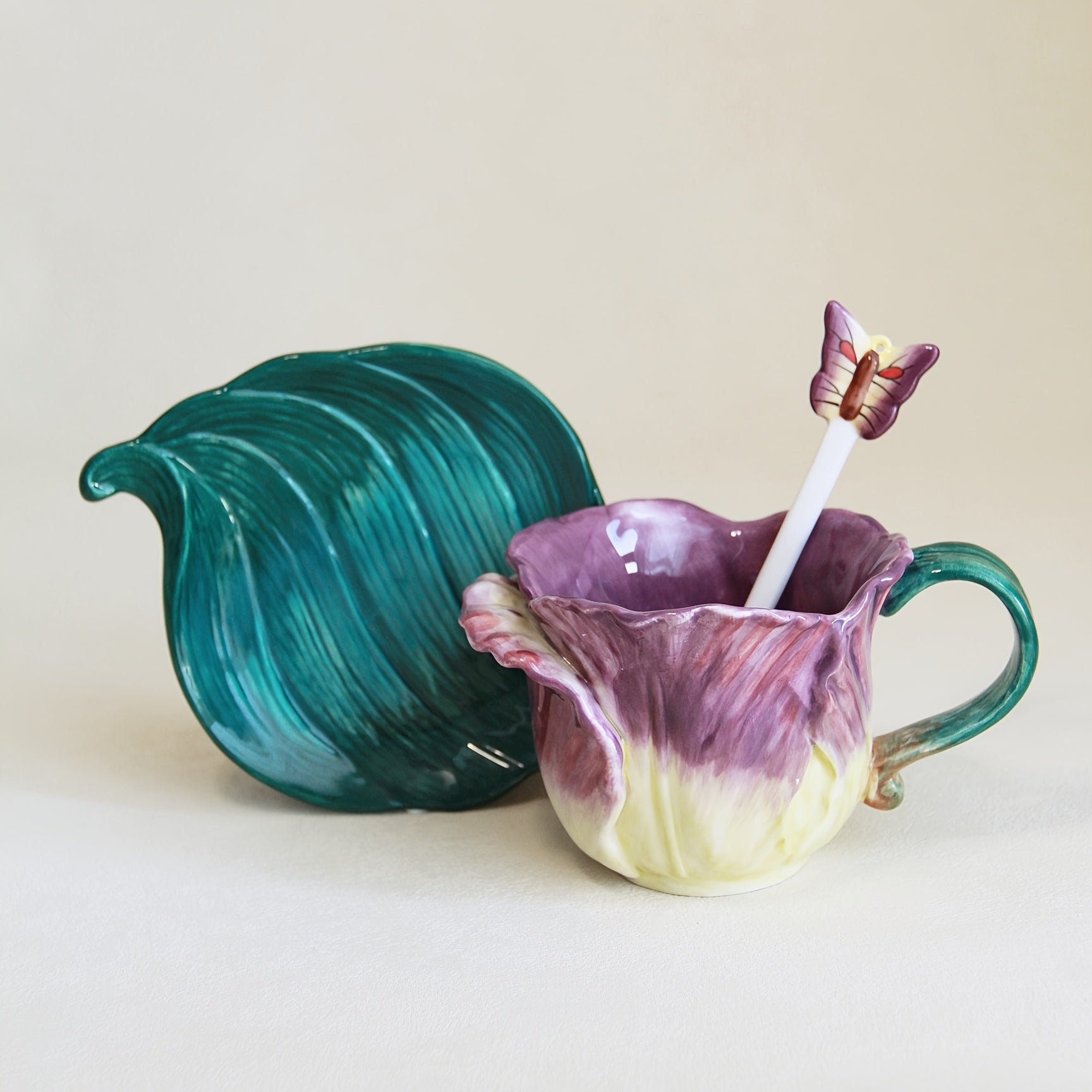 1SET Ceramic Hand-Painted Flower Cup & Saucer Set, 1PCS 3D Handmade Pink Rose & Tulip Tea Cup Coffee Cup, 1PCS Green Leaf Saucer, 1PCS Butterfly Spoon, Exquisite Table Décor, Gift for Christmas, Valentine’s Day, Mother’s Day (Capacity: 150ml / 5oz)