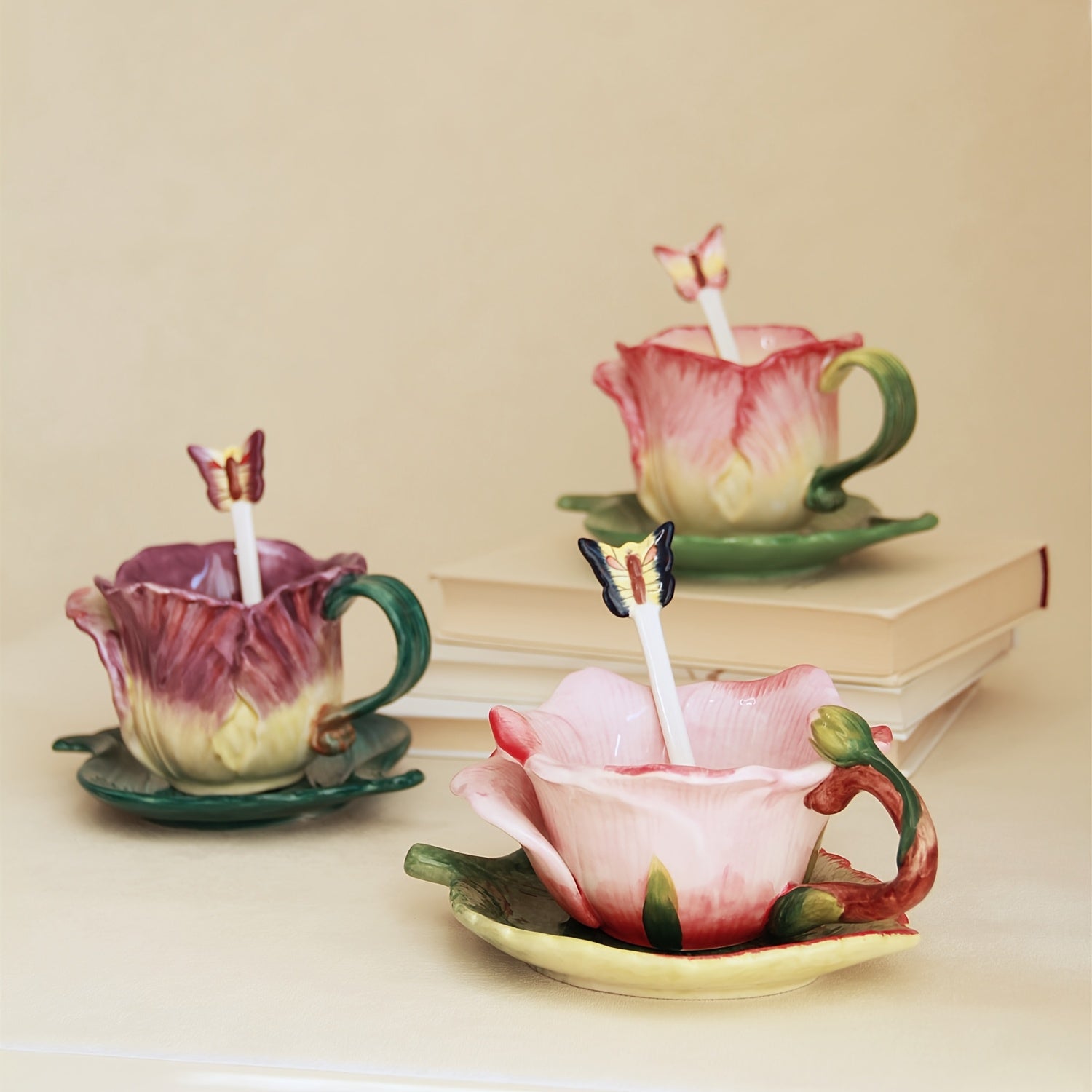 1SET Ceramic Hand-Painted Flower Cup & Saucer Set, 1PCS 3D Handmade Pink Rose & Tulip Tea Cup Coffee Cup, 1PCS Green Leaf Saucer, 1PCS Butterfly Spoon, Exquisite Table Décor, Gift for Christmas, Valentine’s Day, Mother’s Day (Capacity: 150ml / 5oz)