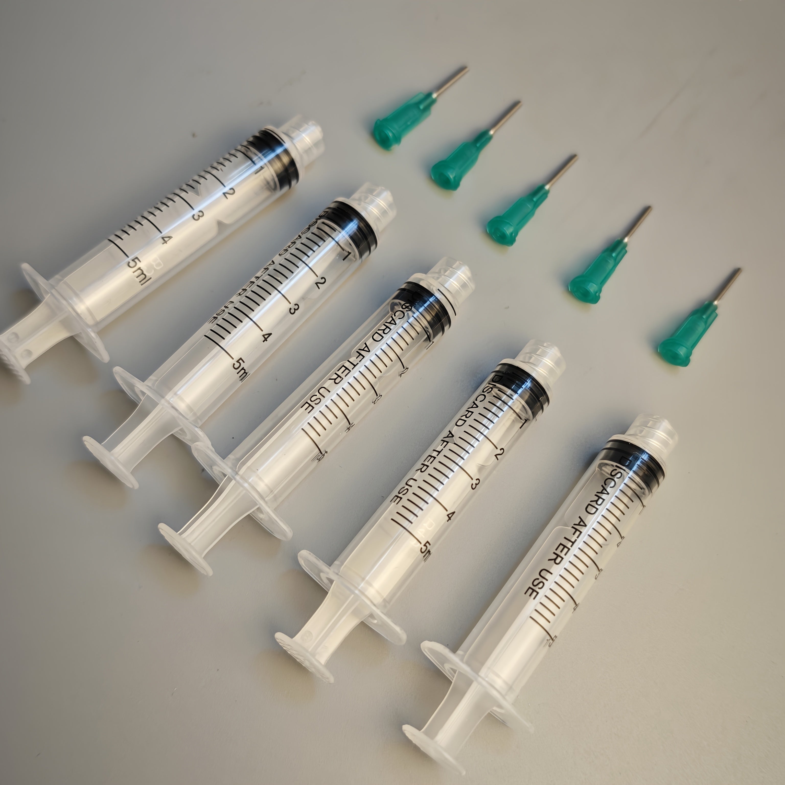 5件套胶水涂抹器注射器，用于香水补充、实验室使用、DIY造型、园艺和宠物喂食，以及液体转移。精确且可重复使用业余爱好工艺品，1/5/10/20/60毫升带18Gauge精密提示 ，完美适合油类、墨水、胶水等。精密任务必备品