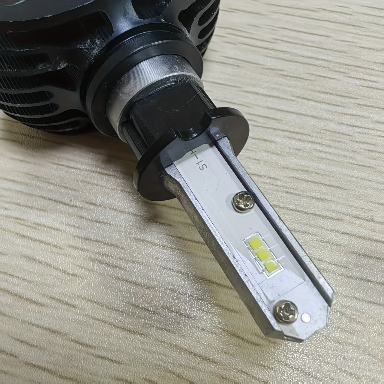 Motorcycle LED Bulb Set (2-Pack) - H3 Connector, High/Low Beam, 6500K Cool White Light, with Heatsink, Easy to Install, Suitable for Cars, Trucks and Motorcycles, Made of Aviation Aluminum, Motorcycle Modification Parts