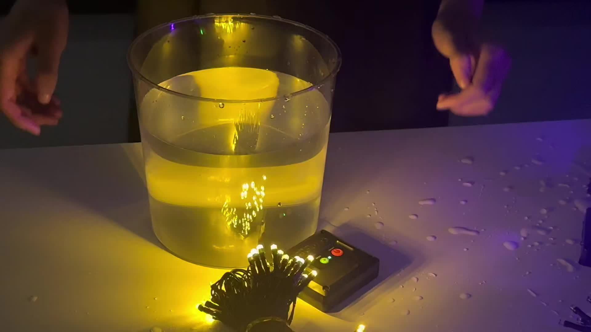 1个太阳能绳灯，非常适合圣诞节庭院装饰，具有高亮度，IP54防护等级，非常适合小型花园、露台、婚礼、派对和节日场景照明，提供温暖、白色或彩色选择的户外太阳能氛围照明