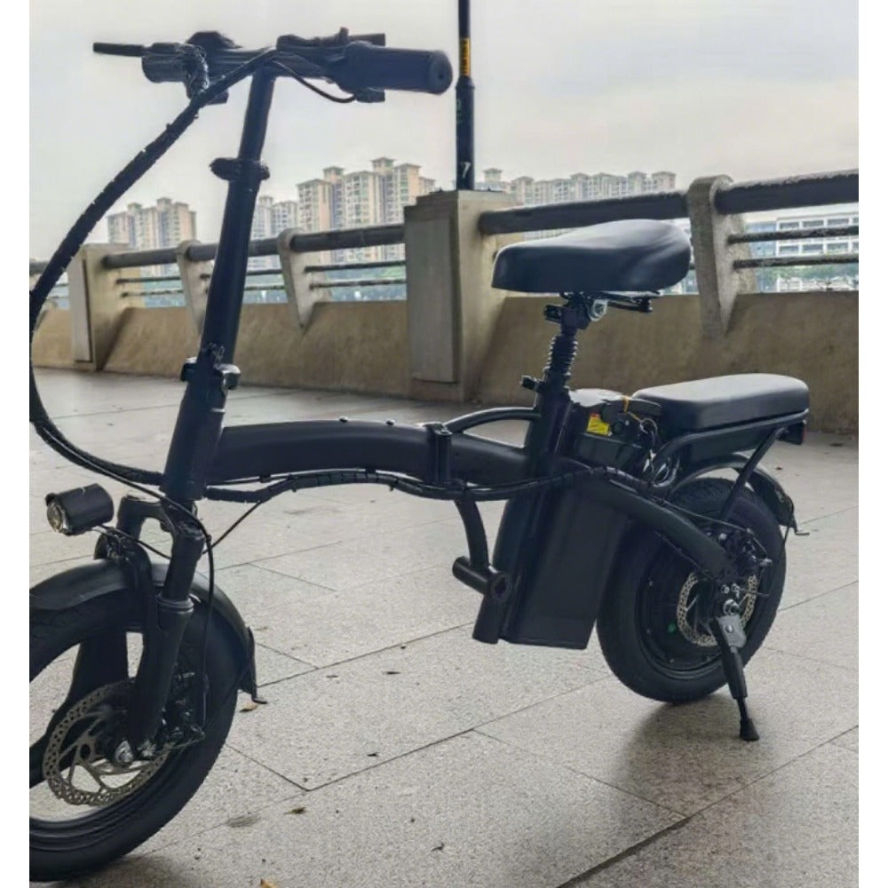 400瓦智能电动滑板车 携带方便，时速为 20 英里，续航里程达 30 英里。它配备了可拆卸电池、前后大灯以及前后碟刹。其具有 390 磅的承重能力与黑色合金钢框架，适合城市通勤者、越野爱好者以及有日常代步需求的家庭使用