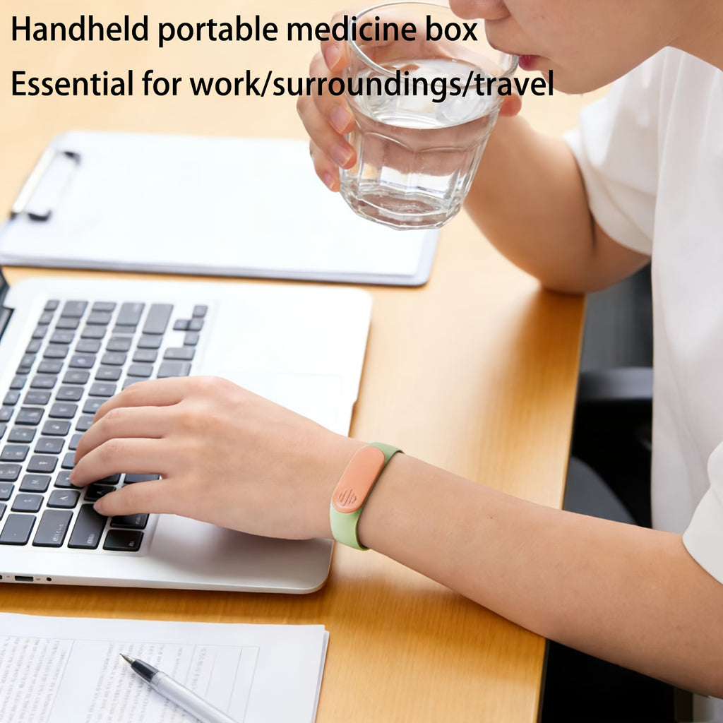 The new wristband-style portable first aid box can rotate 360 degrees, is lightweight, mini and portable, and is moisture-proof and sealed. It is used for carrying medicines on hand and is very suitable for the elderly and forgetful people, Onthego 药物,腕带设