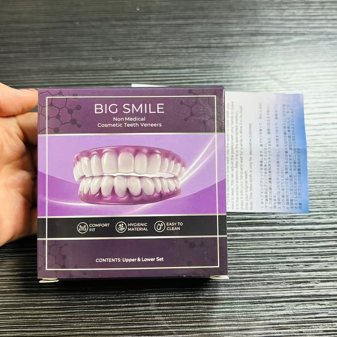 自然外观男女通用假牙，易安装易摘取，佩戴舒适；上下颌仿真全包牙齿，轻质塑料材质，即刻打造自然笑容，日常与聚会皆宜。经济实惠、价格亲民，是中老年人重拾微笑与自信的牙科解决方案。(Cosmetic Teeth Veneers)