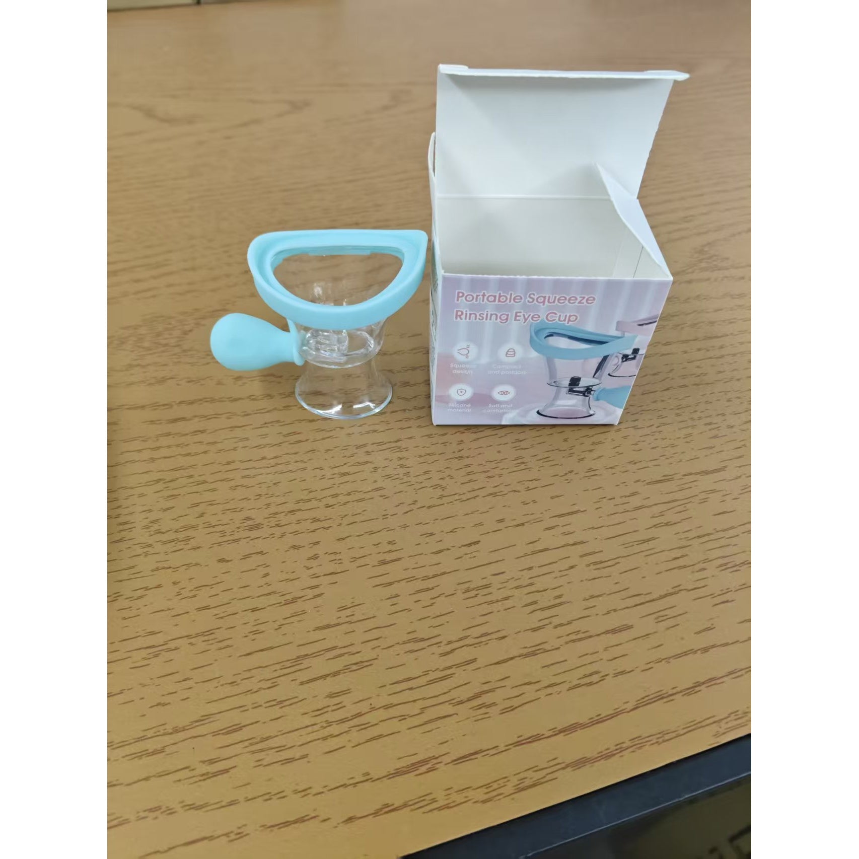 这款洗眼器旨在保护和清洁眼睛，是日常维护和家庭使用的理想选择。它是一款柔软、可重复使用的洗眼杯，适合所有性别，配备手动气压功能。