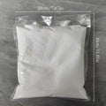 一袋氢氧化钙（熟石灰）用于树木粉刷保暖。它能形成保护膜，只需与水混合即可使用