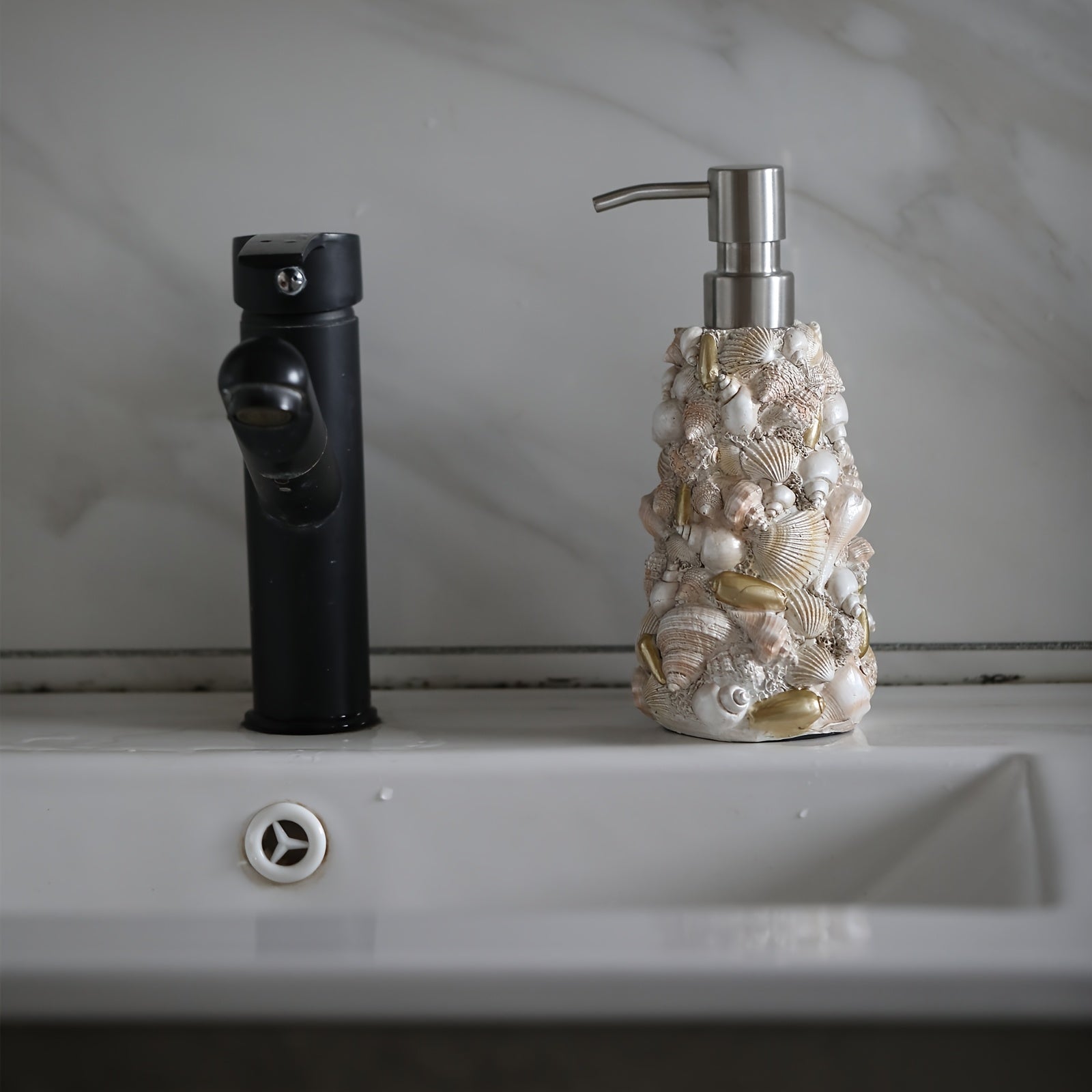 1pc Shell-Shaped Soap Dispenser - Refillable Bottle for Home, Kitchen & Bathroom, Creative Ocean Style Decor