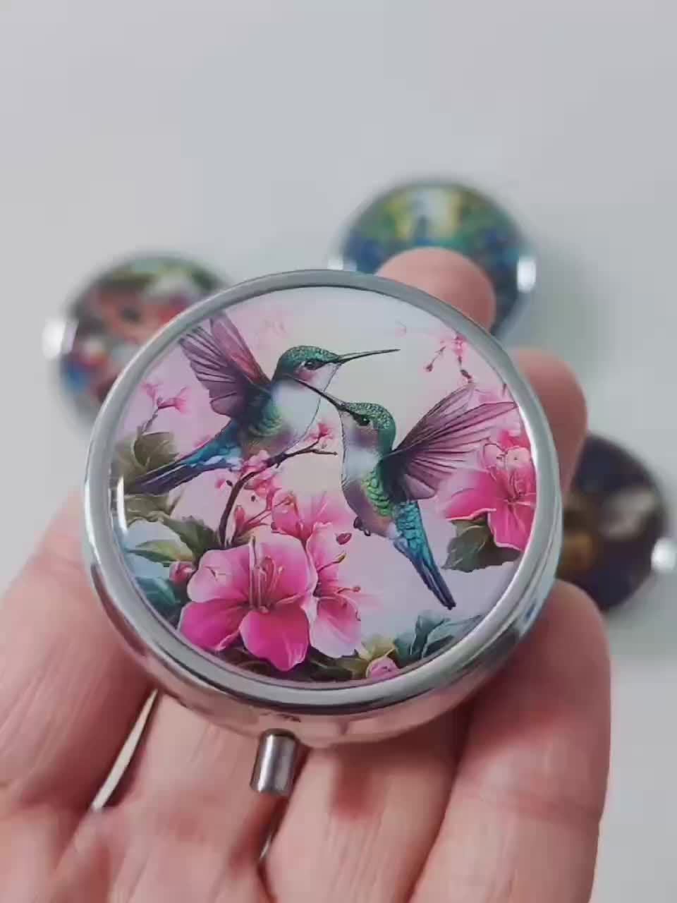 1个经典蜜蜂药丸盒，3格迷你装饰口袋药丸盒，便携式旅行药片维他命盒
