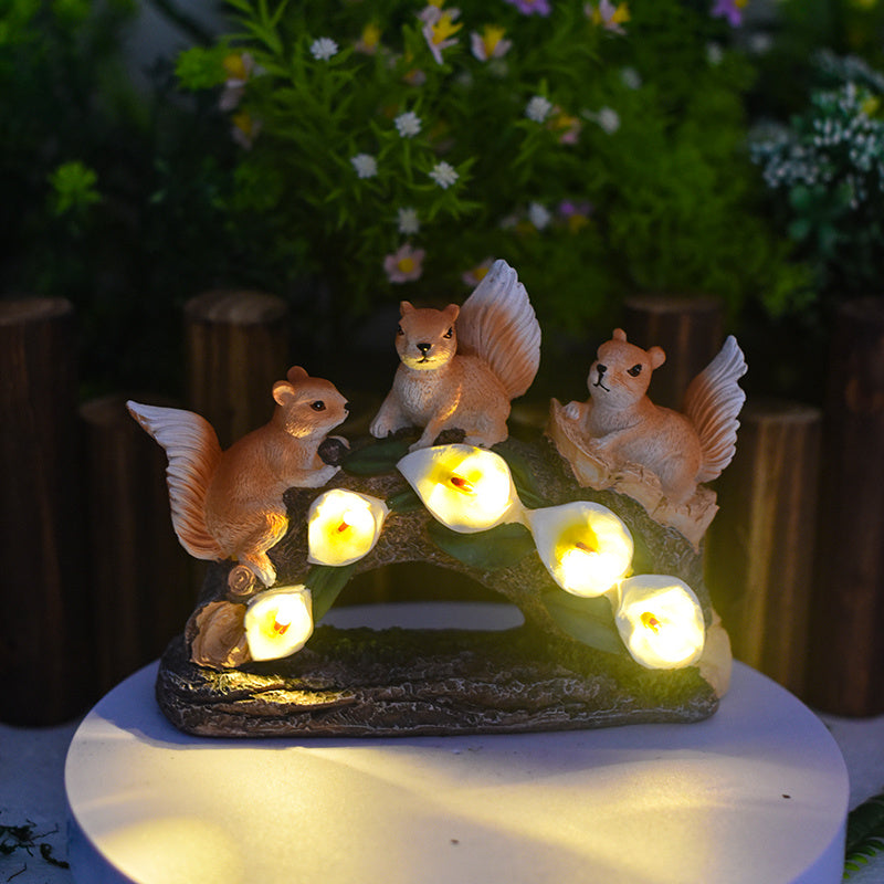 Outdoor Three Squirrels Solar Resin Garden Ornament Light Craft Zoo Horticultural Lawn Decorative Light Suitable for Porch, Courtyard and Gardening Decoration, Ideal Gift for Women and Grandmothers