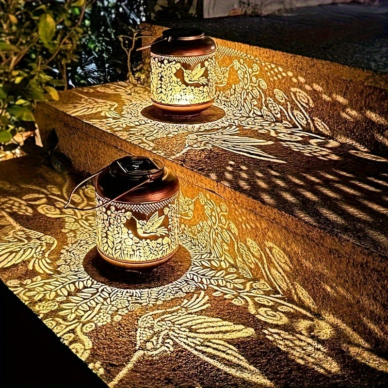 1PC Solar Iron Art Outdoor Garden Hummingbird Metal Light LED Outdoor Vintage Hollow Out Light Hummingbird Decorative Lamp Vintage Metal Animal Bird Art Hollow Light Courtyard Lawn Landscape Hummingbird Projection Light