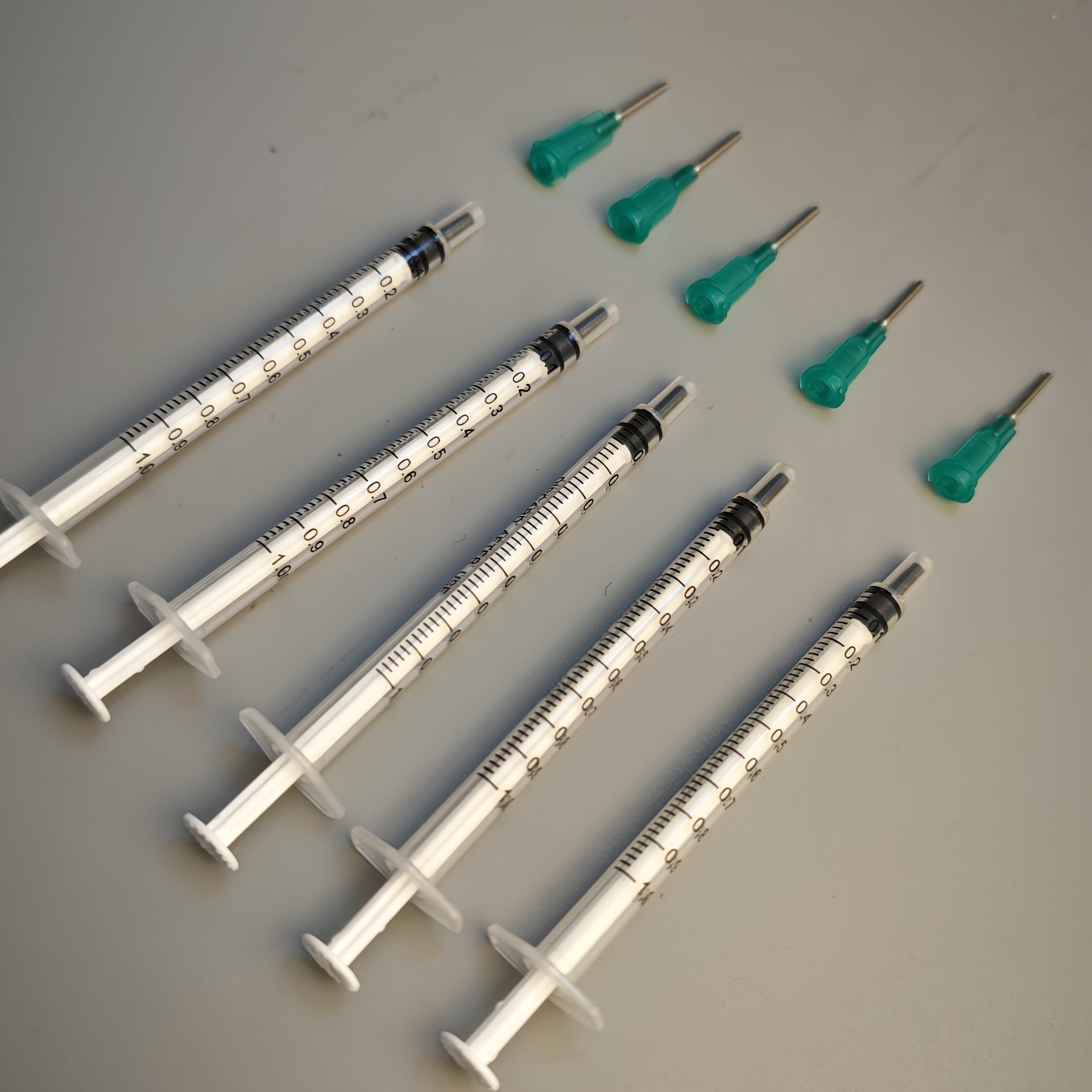 5件套胶水涂抹器注射器，用于香水补充、实验室使用、DIY造型、园艺和宠物喂食，以及液体转移。精确且可重复使用业余爱好工艺品，1/5/10/20/60毫升带18Gauge精密提示 ，完美适合油类、墨水、胶水等。精密任务必备品