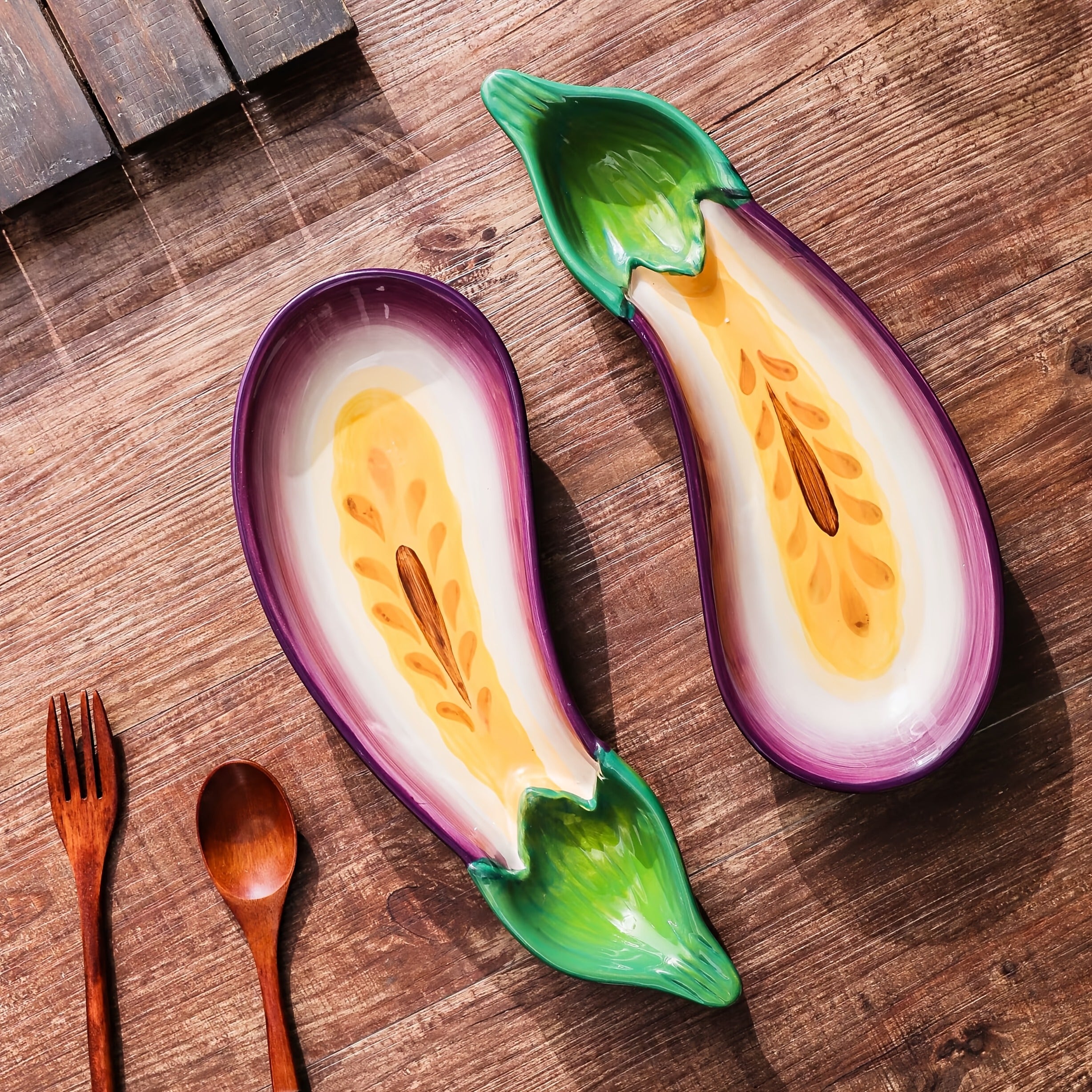 1 Piece Frank Exhibition Inspired Ceramic Eggplant Plate – Creative Purple & Green Vegetable-Shaped Tray, Perfect for Fruit, Snacks & More – Glossy Finish, Ideal for Home Use & All Seasons