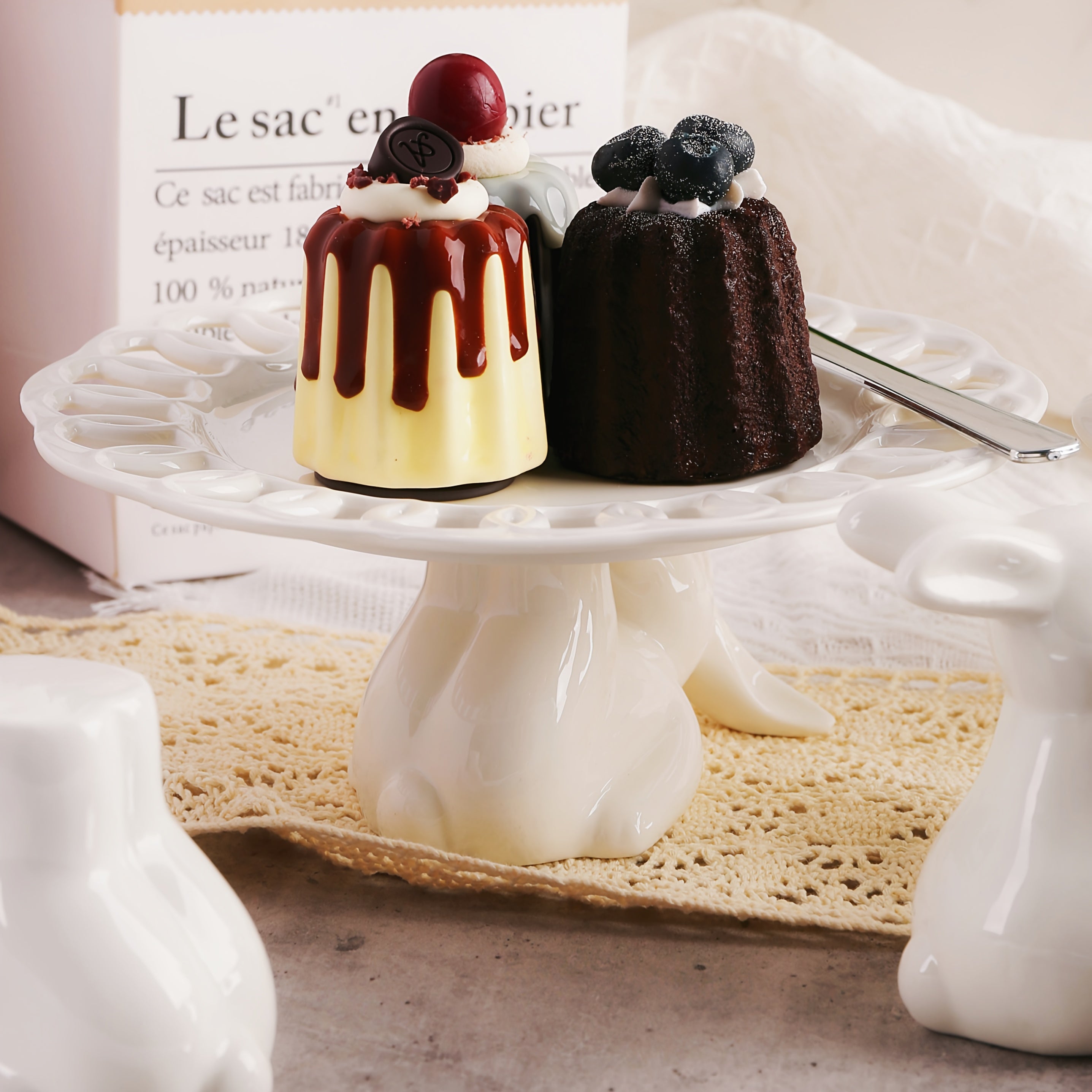 Ceramic Rabbit Cake Tray Dessert Stand Deep Fruit Plate, Ideal for All Kinds of Party Snack Trays, European Creative Decorative Storage Display Pierced Tray/ Fr: Plat à gâteau en céramique lapin, Support à desserts, Plat profond à fruits