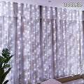 Ledoor 提供一套窗帘灯，包含 100、200 或 300 个 LED，适用于卧室。这些暖光灯有 3.3、6.5 或 9.8 英尺 x 9.8 英尺的尺寸可选。它们具有 8 种不同的照明模式，并包括一个遥控器。这些 USB 供电灯具。