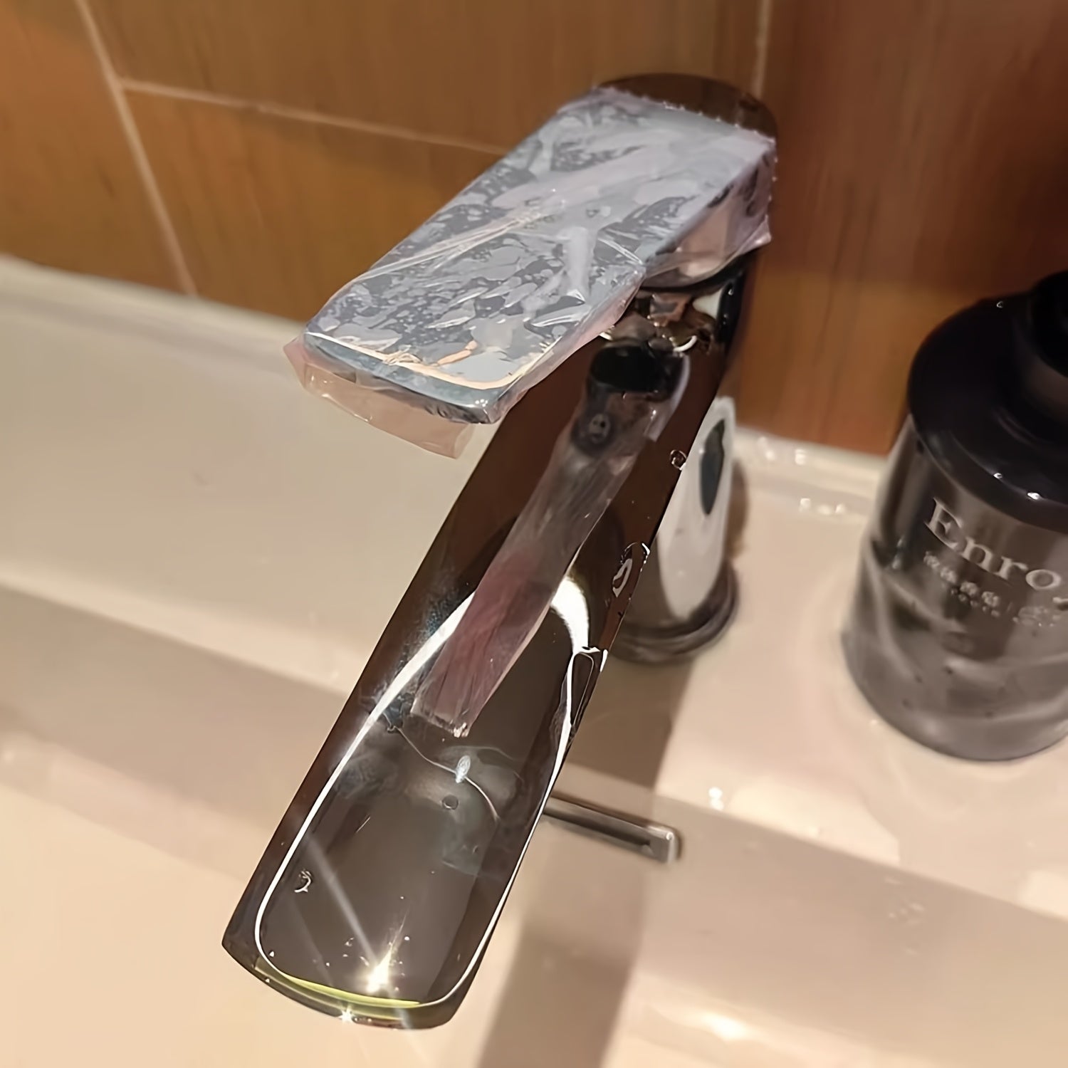 自粘防护膜卷，带可撕式设计，非常适合在酒店水疗中心和浴室淋浴隔断处使用，提供台面和设备的表面保护，并且易于剥离