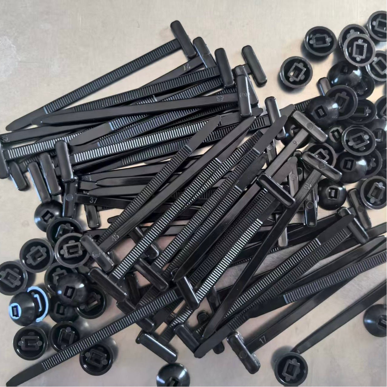 90-Piece Nylon Self-Locking Cable Tie Mount Push Clips – Durable Plastic Fastener, Through-Core Nail Design, Screw Replacement for Auto Repair Fenders, Mud Flaps, Trunk Liners, Cable Management & Multi-Purpose Heavy Duty Fixing